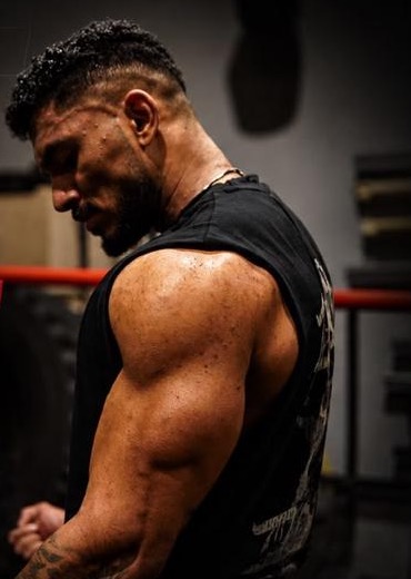 Dion Samuel - Team DSF Dion Samuel training in the gym - Team DSF lifestyle coach